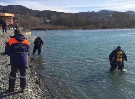 Активная фаза поисков подростков, унесенных в море, завершена в Сочи