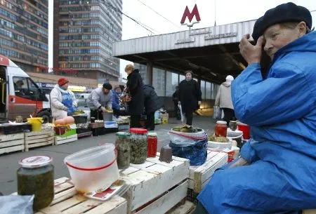 Более 10 тыс. случаев незаконной торговли у метро выявлено в Москве за год