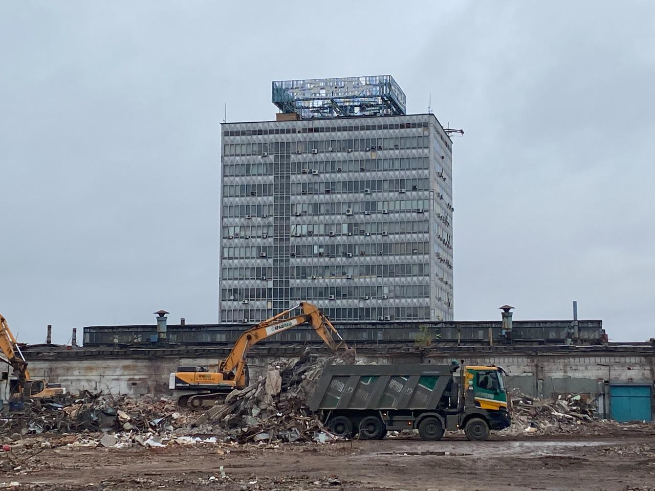 Устаревшие производственные постройки снесли около легендарной проходной  