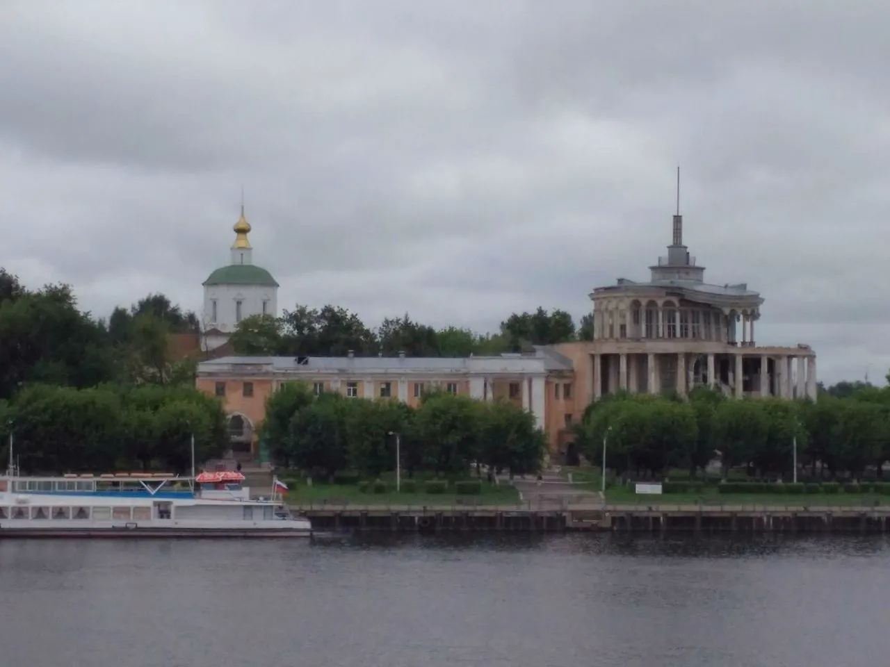 Здание Речного вокзала частично обрушилось в Твери