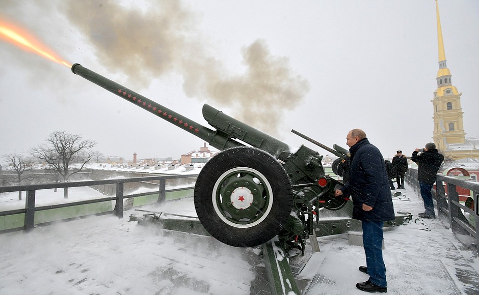 Путин выстрелил из пушки в Петропавловской крепости в Петербурге