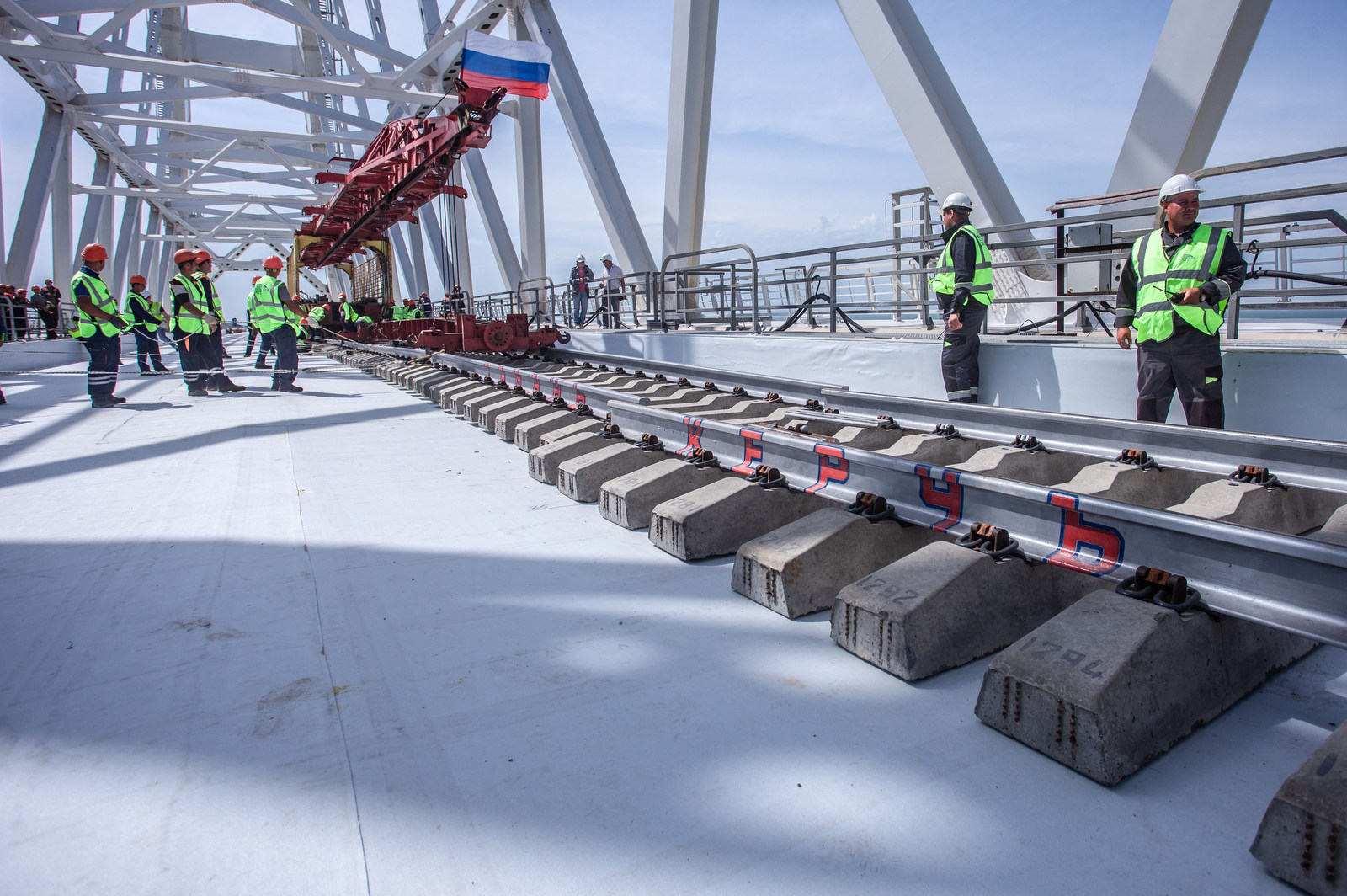 Дорога керченский мост. Крымский мост РЖД. Керченский мост железная дорога. Крымский мост железная дорога. Керченский мост ЖД пути.