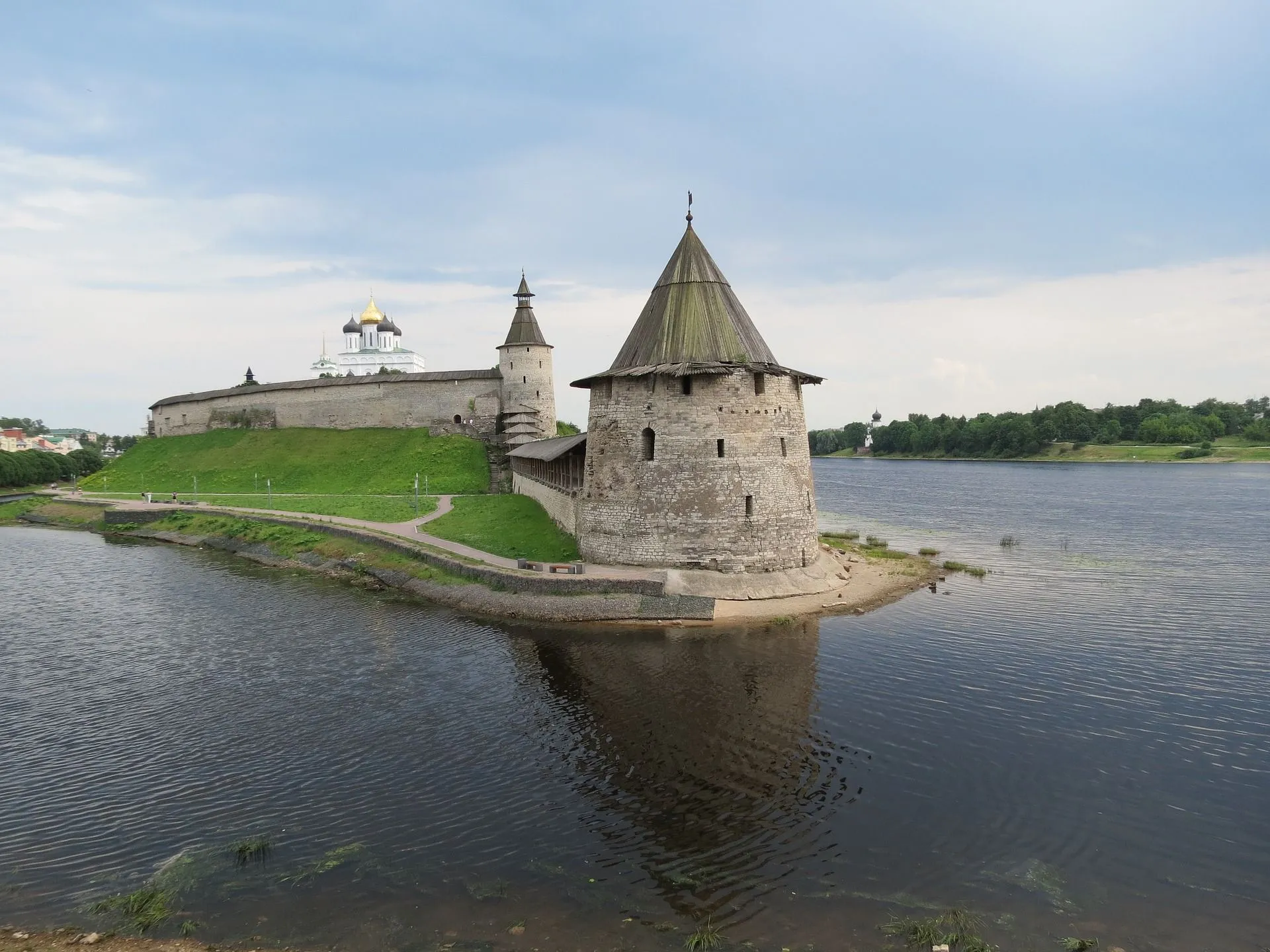 Центр Пскова украсят символы города - бронзовые "Барсики"