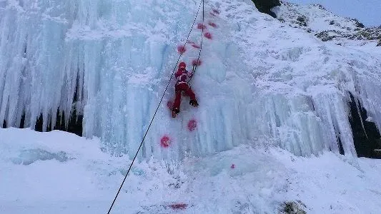 Фестиваль по ледолазанию на замерзших водопадах прошел на юге Сахалина