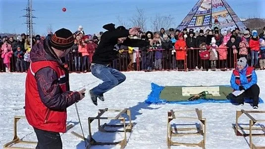 Гонки на собачьих упряжках в рамках этнофестиваля "Дзялбу" впервые прошли в Магадане