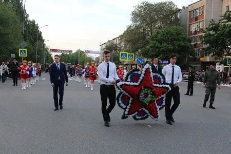 Торжественное шествие в Минеральных Водах 8 мая