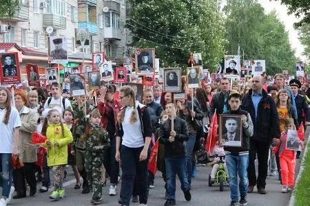 Жители Минвод прошли в колонне "Бессмертного полка"