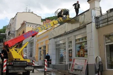 Фасады зданий в центре города освобождают от рекламы