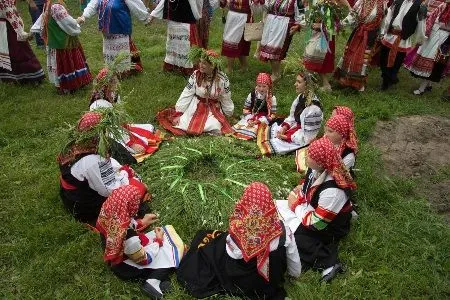 Хороводы, песни и гуляния прошли в селе Новая Усмань Воронежской области на Троицу