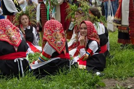 Хороводы, песни и гуляния прошли в селе Новая Усмань Воронежской области на Троицу