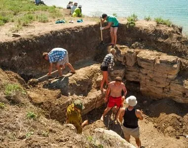 Раскопки античного склепа