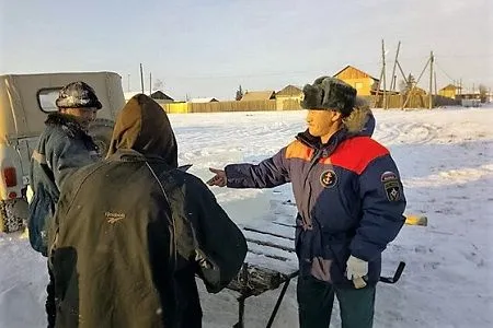 Инспекторы ГИМС Якутии провели профилактические беседы о безопасности при выходе на лед