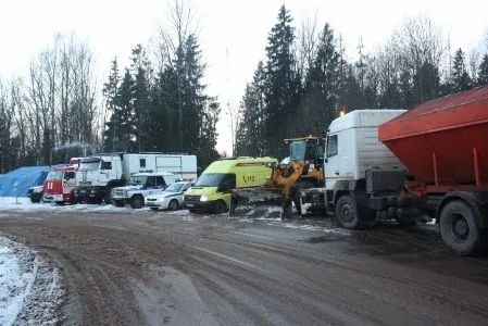 На федеральной трассе в Новгородской области учились бороться с последствиями снегопадов и спасать водителей