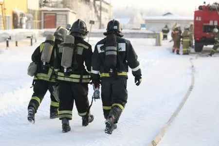 В ХМАО произошел крупный пожар на промобъекте, пострадали три человека