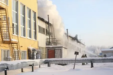 В ХМАО произошел крупный пожар на промобъекте, пострадали три человека