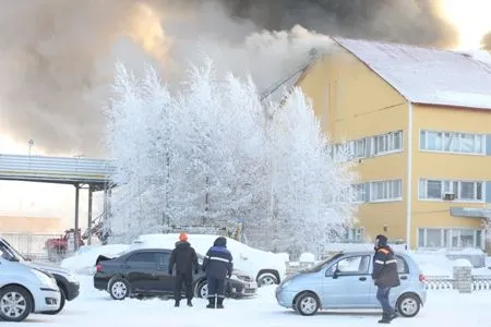 В ХМАО произошел крупный пожар на промобъекте, пострадали три человека