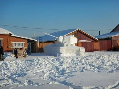 Скульптура танка из снега появилась в Свердловской области