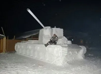 Скульптура танка из снега появилась в Свердловской области