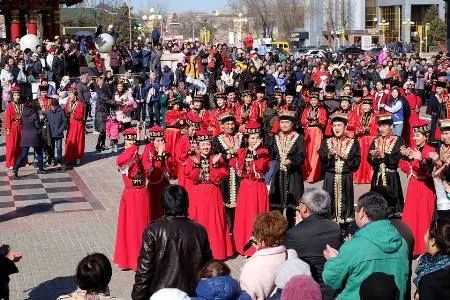 Более 300 человек стали участниками флешмоба в честь 8 марта в Элисте