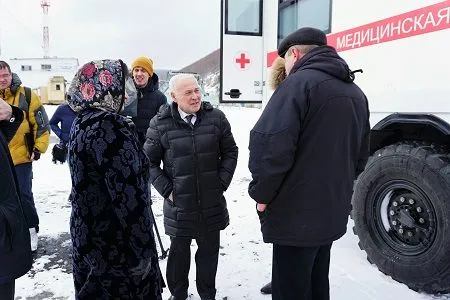 Экспериментальную "скорую помощь" на базе "КамАЗа" доставили в порт Магадана