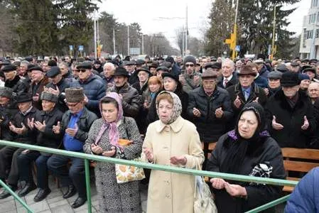 Литературно-музыкальной композицией у мемориала почтили память жертв депортации балкарского народа в Нальчике