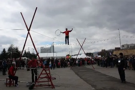 Конным шествием и фольклорным праздником отметили в Нальчике 60-летие восстановления национальной автономии балкарского народа