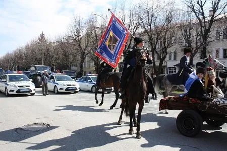 Конным шествием и фольклорным праздником отметили в Нальчике 60-летие восстановления национальной автономии балкарского народа