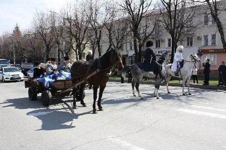 Конным шествием и фольклорным праздником отметили в Нальчике 60-летие восстановления национальной автономии балкарского народа