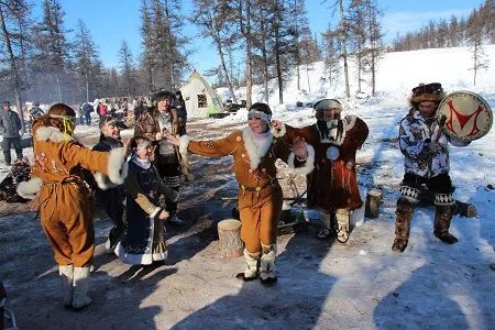 Гонки на оленях и соревнования по национальным видам спорта прошли на слете оленеводов в Магаданской области