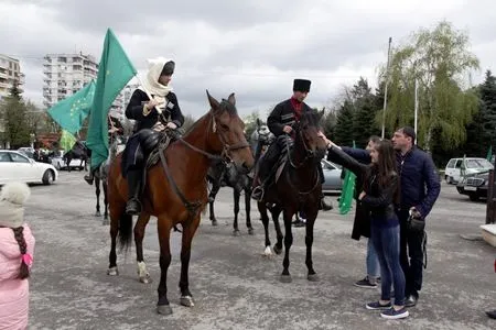 День адыгского флага отметили в Кабардино-Балкарии народными играми, шествиями и автопробегом