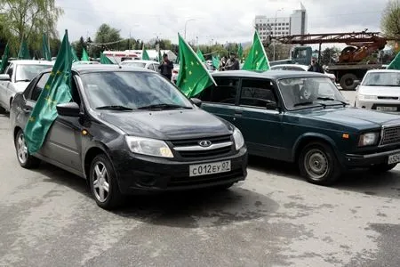 День адыгского флага отметили в Кабардино-Балкарии народными играми, шествиями и автопробегом