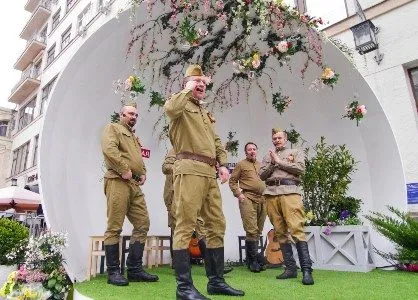 Массовые гуляния прошли в Москве в День Победы на центральных площадях и в парках