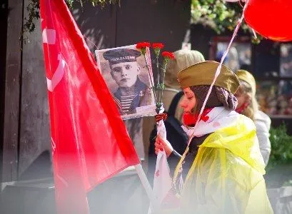 Массовые гуляния прошли в Москве в День Победы на центральных площадях и в парках