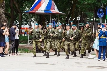 Несколько тысяч гостей ВДЦ "Смена" исполнили песню, посвященную Всероссийскому центру, в день его 32-летия