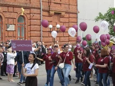 Студенты ТГАСУ впервые прошли шествием по улицам Томска в честь 65-летия вуза