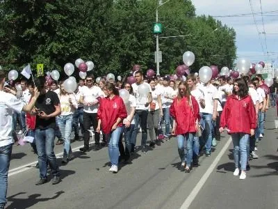 Студенты ТГАСУ впервые прошли шествием по улицам Томска в честь 65-летия вуза