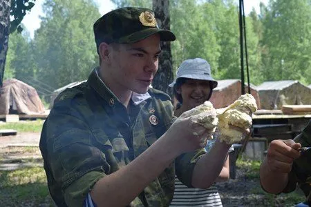 Участники партизанского квеста в Тюмени пекли хлеб в экстремальных условиях и расшифровывали послание по пению птиц