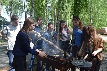 Участники партизанского квеста в Тюмени пекли хлеб в экстремальных условиях и расшифровывали послание по пению птиц