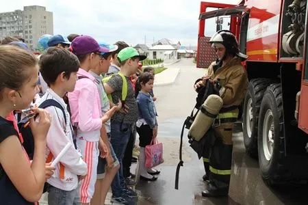 Занятия по безопасности жизнедеятельности провели спасатели и пожарные в детской академии творчества в Нальчике