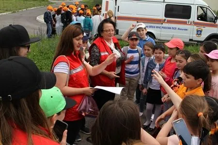 Занятия по безопасности жизнедеятельности провели спасатели и пожарные в детской академии творчества в Нальчике