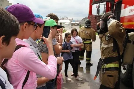 Занятия по безопасности жизнедеятельности провели спасатели и пожарные в детской академии творчества в Нальчике