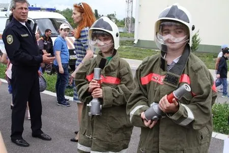 Занятия по безопасности жизнедеятельности провели спасатели и пожарные в детской академии творчества в Нальчике