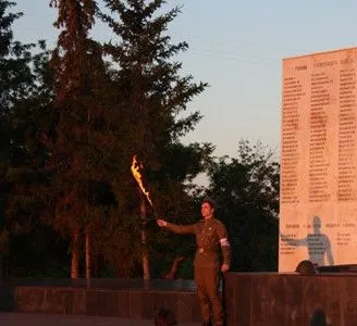 Сотни свечей зажгли на набережной в Тюмени в День памяти и скорби