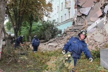 Орловские спасатели ликвидируют последствия обрушения стены аварийного дома