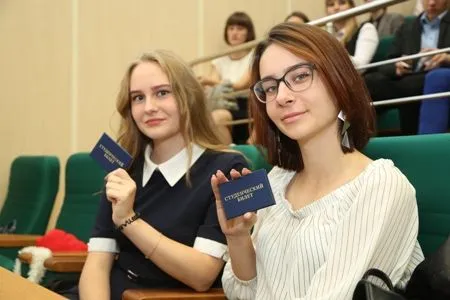 Около 1 тыс. человек стали первокурсниками Уральского экономического университета