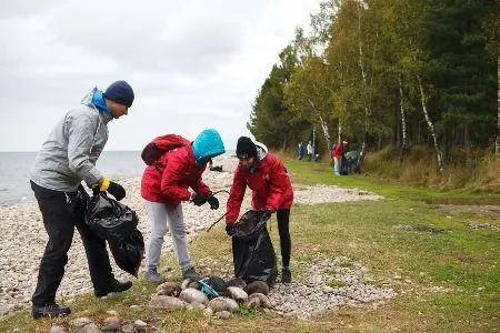 Волонтеры очистили более 1200 гектар побережья Байкала в ходе ключевой акции экомарафона "360" минут