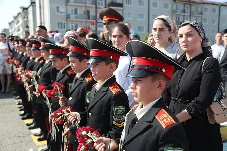 В Магасе открыли мемориальную плиту Герою России, погибшему от рук бандитов