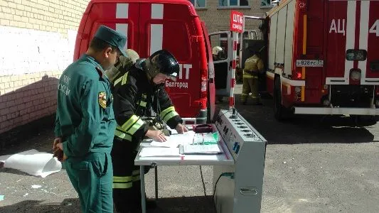 Белгородские спасатели провели пожарно-тактические учения в одной из школ Белгорода