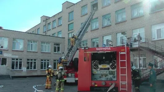 Белгородские спасатели провели пожарно-тактические учения в одной из школ Белгорода