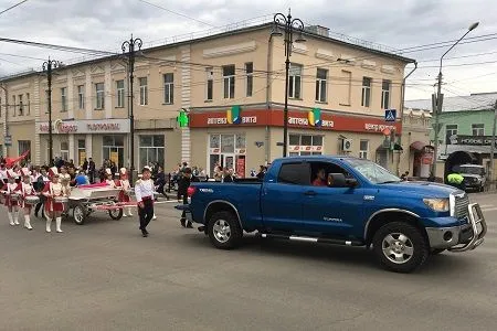 Красочным шествием встретил юбилей старейший в Сибири университет